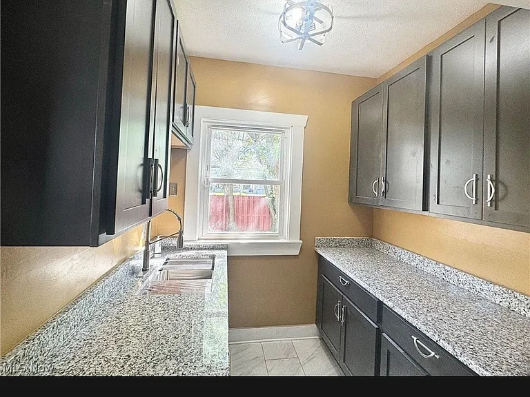 9606 Parmelee Ave — Photo 14