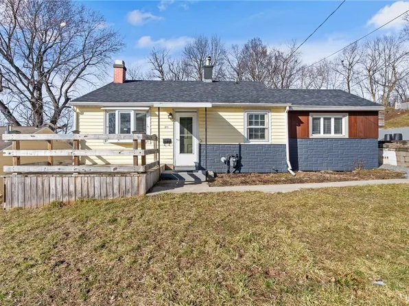 211-17 Seventeen Bennington Dr, Syracuse, NY 13205