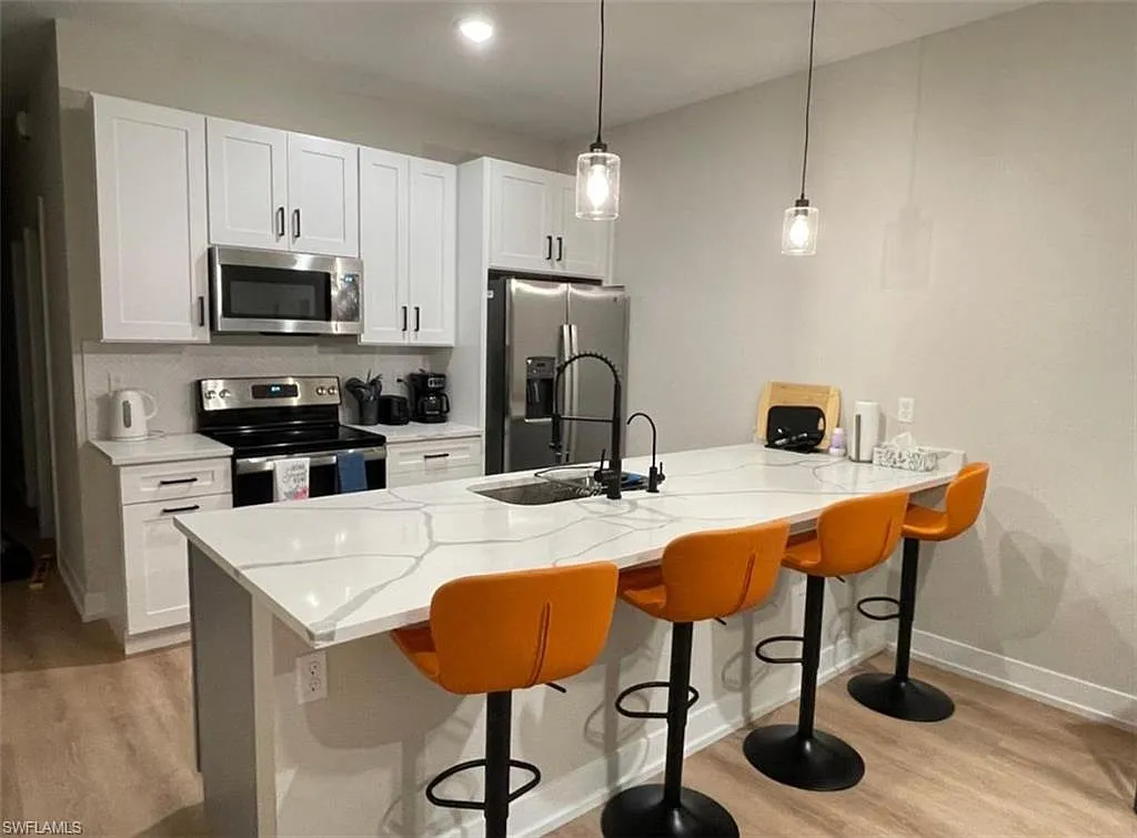 3 bed, 2.0 bath, 1200 sqft, $2,300 — Photo 4