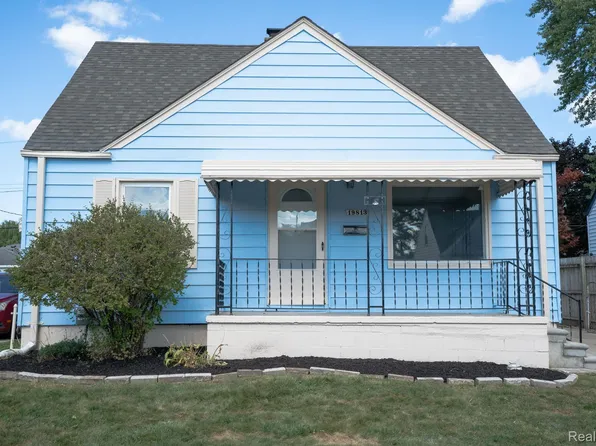 19813 Rosedale St, Saint Clair Shores, MI 48080