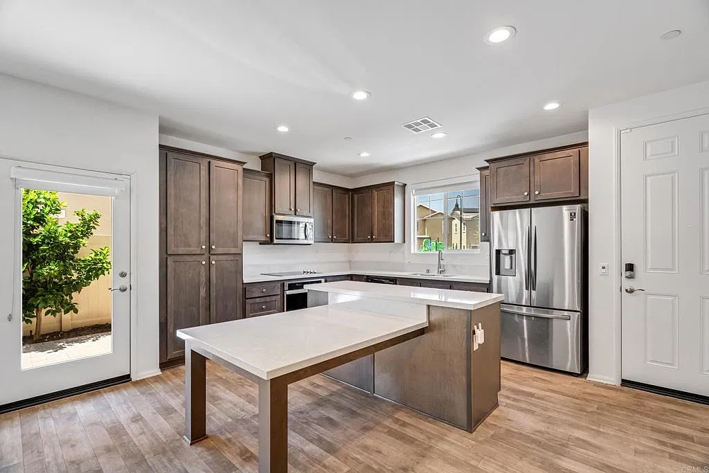 4 bed, 2043 sqft, $4,300 — Photo 3