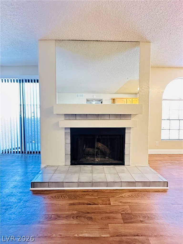 2 bed, 2.0 bath, 889 sqft, $1,175 — Photo 4