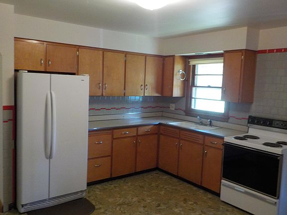 Kitchen with Fridge and Oven/range to stay