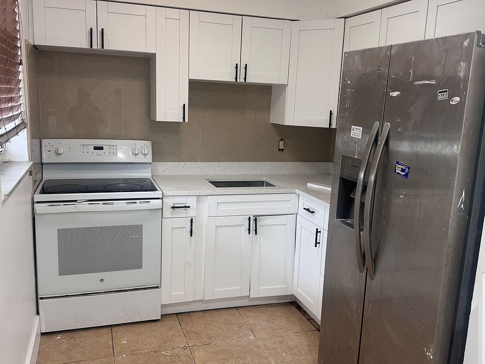 1st image of 221 NE 40th St APT 2