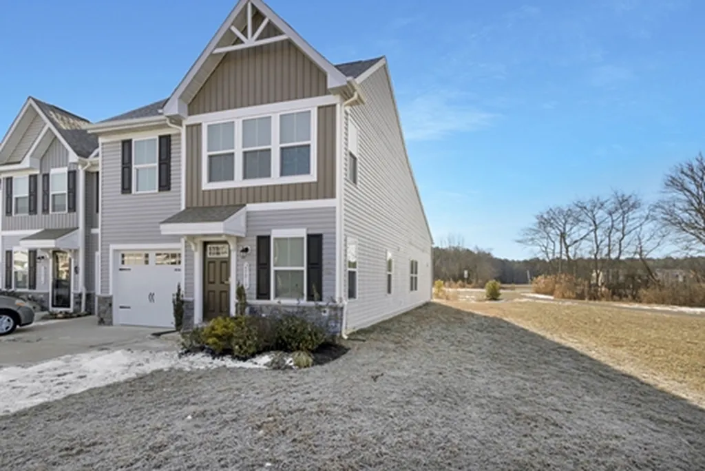 3 bed, 2.5 bath, 1540 sqft, $2,200 — Photo 3