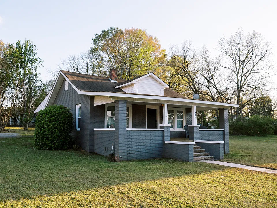 706 Francis St W