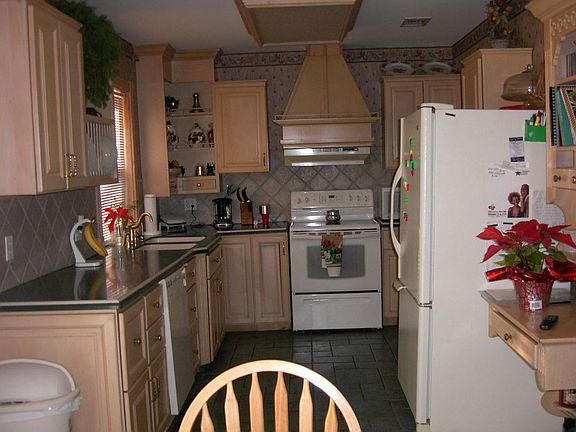 Remodeled kitchen equipped to handle your culinary needs.
