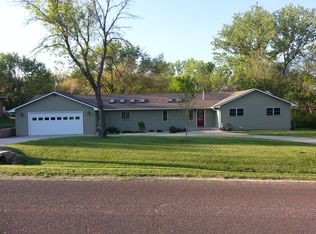 2430 NE 39th St, Topeka, KS 66617