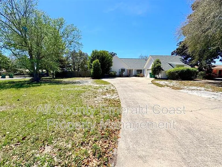 710 Swan Ln — Photo 3