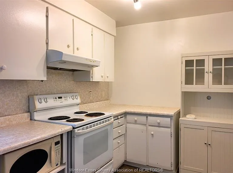 542 Charles St — Photo 6