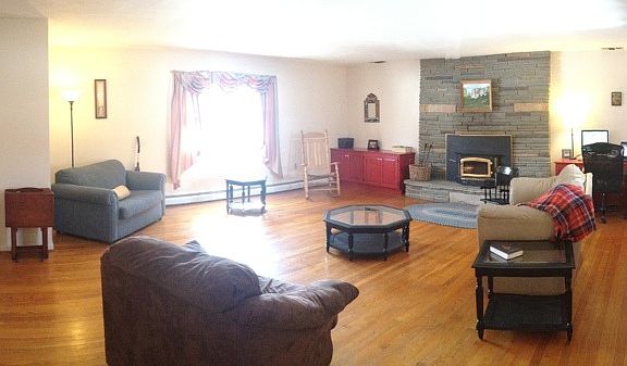 LIVING ROOM (21'-0"x23'-7")