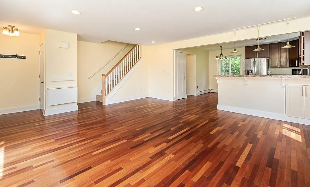 3 bed, 1.5 bath, 1320 sqft, $2,100 — Photo 3