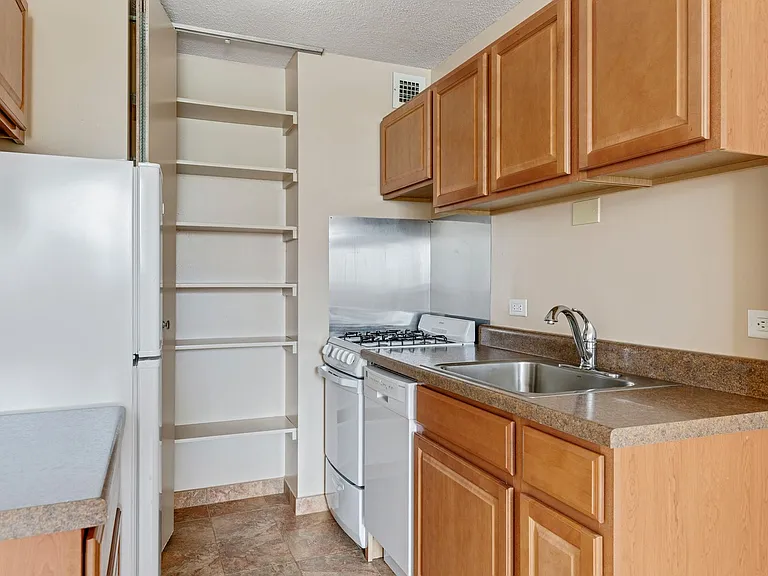 Rivergate Apartments — Photo 64