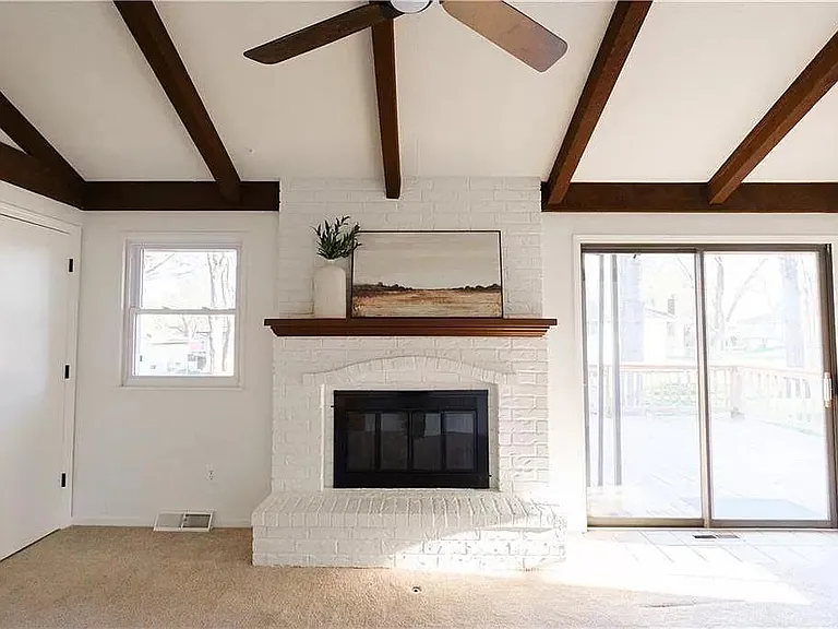 504 NE Johnston Dr — Photo 3