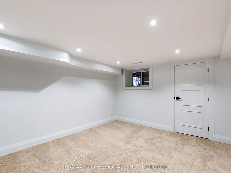 546 Beresford Ave — Photo 18