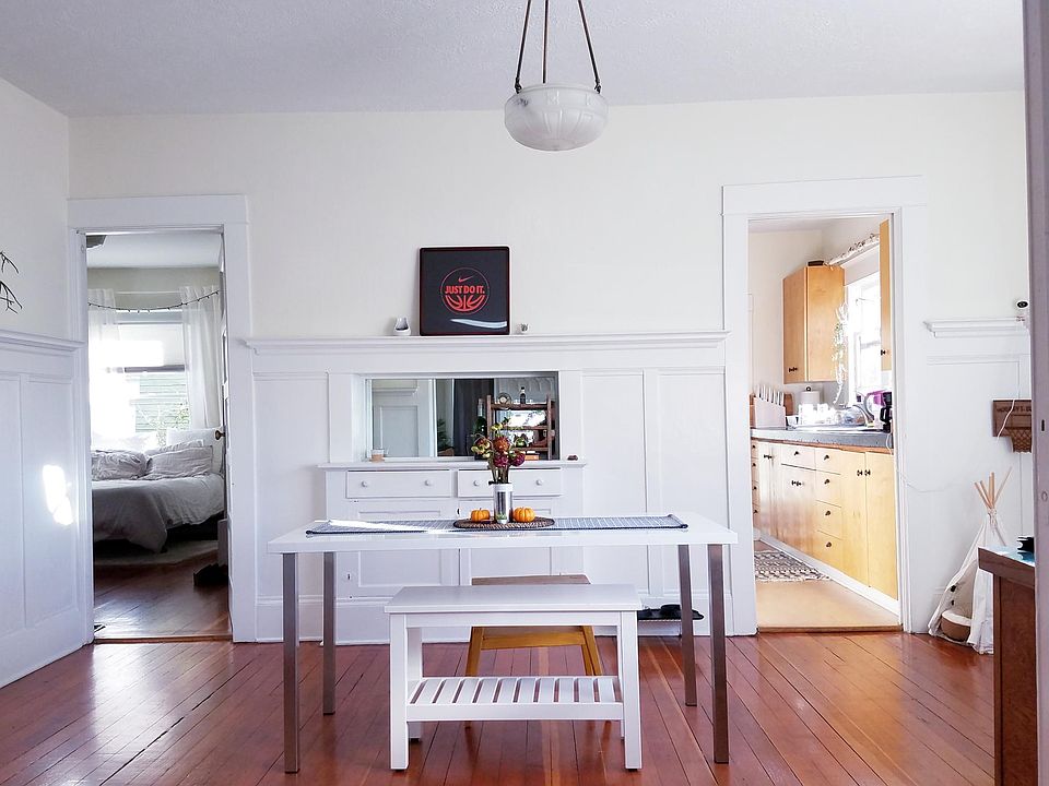 Dining room with mirrored built-in, and plate moulding.