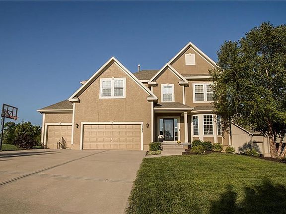 Well maintained exterior! In-ground sprinklers, professional landscaping and nice sized lot ~ walking distance to Elementary and Middle School.