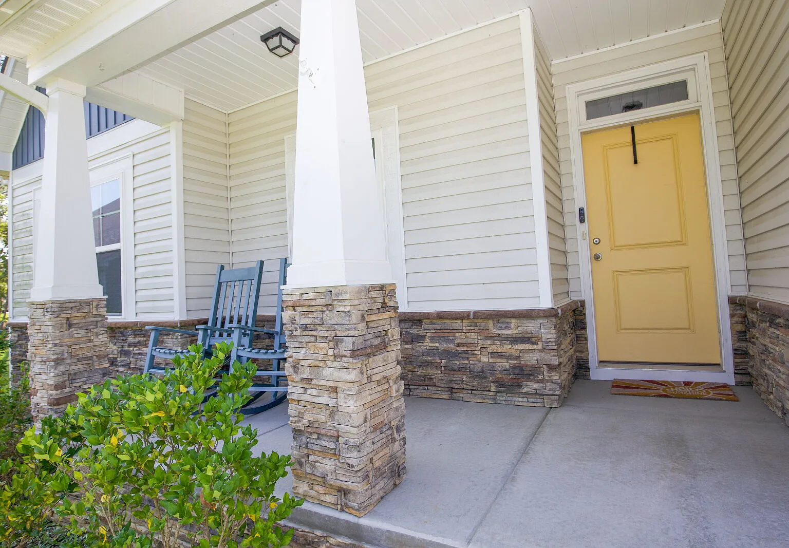 3 bed, 3.0 bath, 2053 sqft, $2,200 — Photo 3