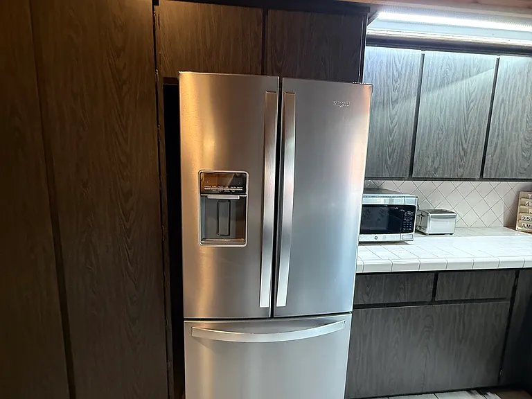 881 E Shore Dr — Photo 1