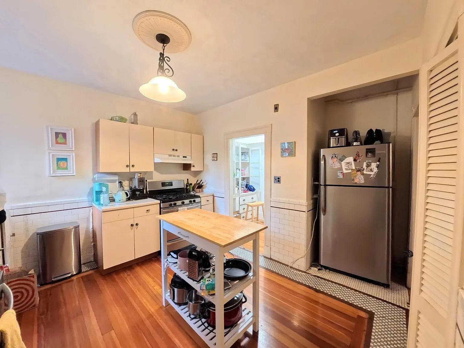 3 bed, 1.0 bath, 1650 sqft, $4,200 — Photo 2