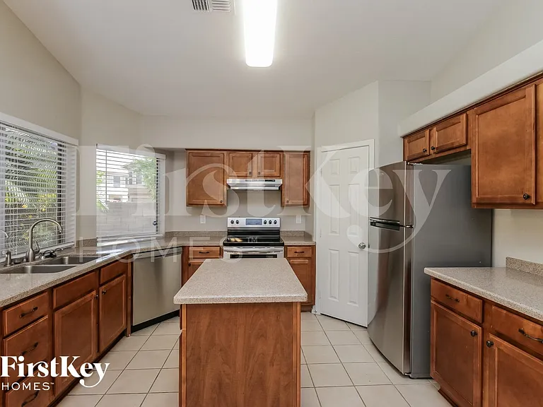 934 E Elgin St — Photo 4