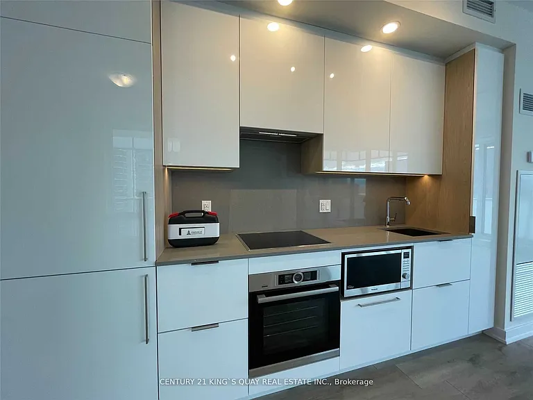 28 Freeland St #2702 — Photo 6