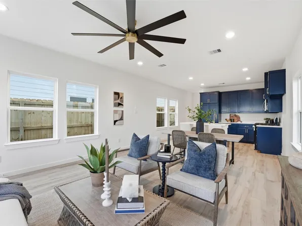 528 N 4th St, La Porte, TX 77571