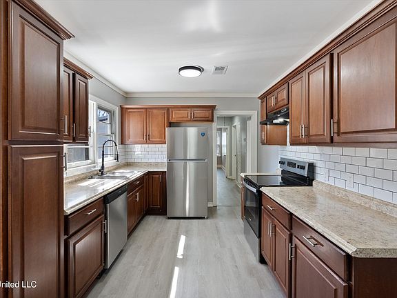 5th image of 206 Norwood St