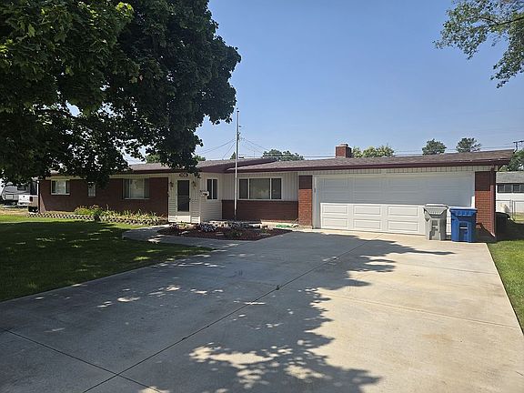 Front of house with driveway