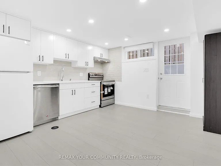 39 Veerland Dr #BASEMENT — Photo 5