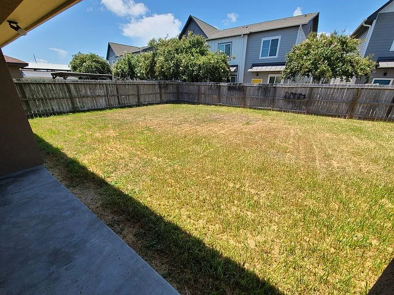 1921 Woodbend Dr — Photo 16