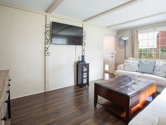3rd image of 2828 W Crown Ave