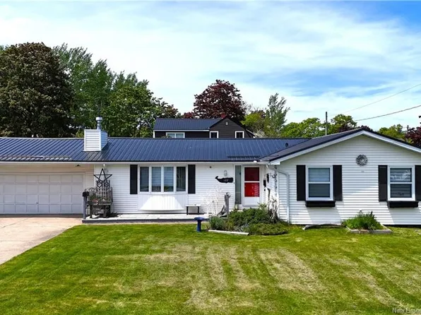 122 Ernest St, Saint Andrews, NB E5B 2E3