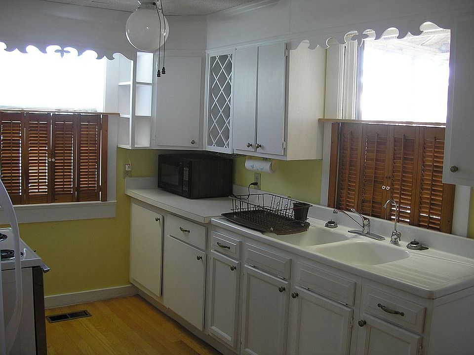 2nd image of 107 Springdale St