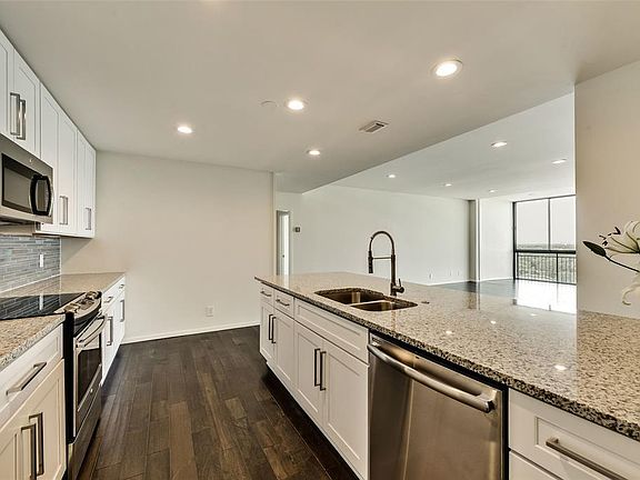 3rd image of 6335 W Northwest Hwy APT 915