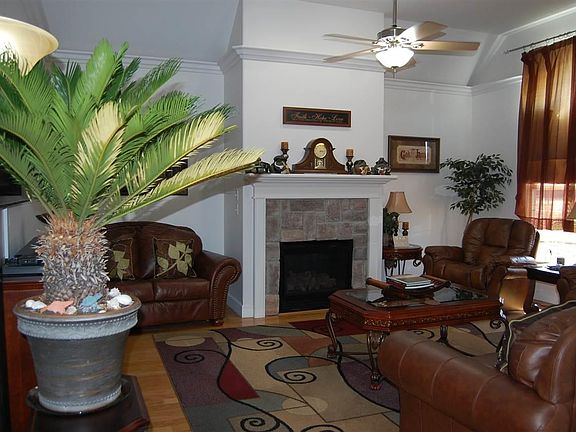 4th image of 23 Doral Ct