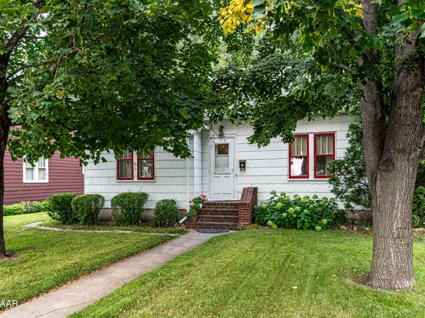1404 N 1st St, Grand Forks, ND 58203