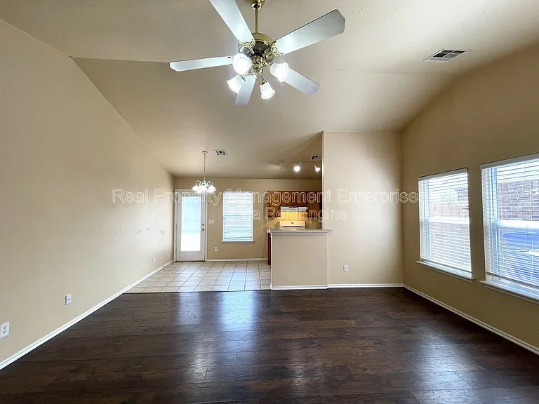 1915 Leeds Ln — Photo 6