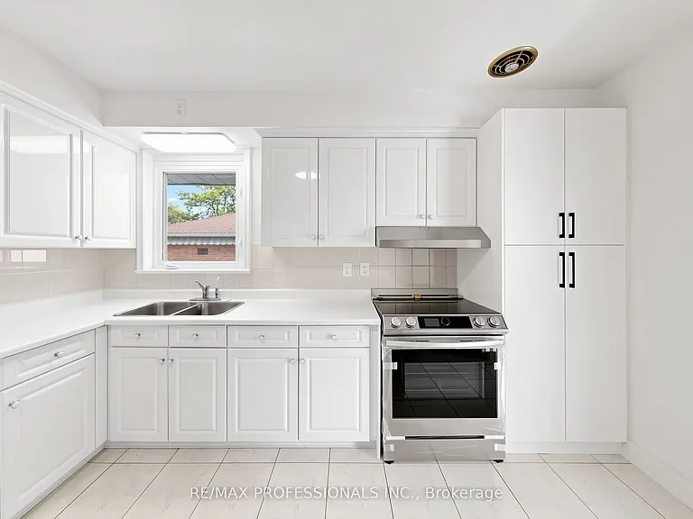 25 Carsbrooke Rd — Photo 8