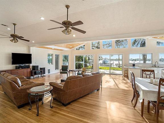 318 Ling A Mor Ter S, Saint Petersburg, FL 33705 | Zillow