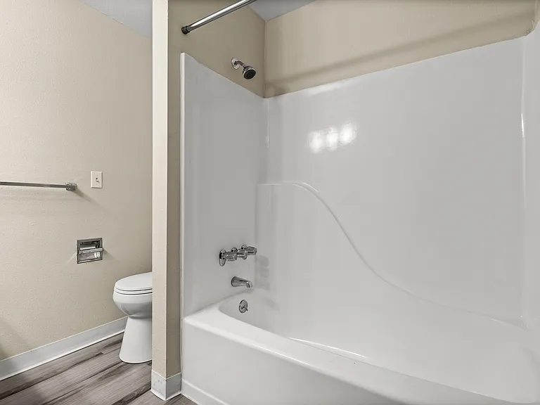 Creekside Apartments — Photo 18
