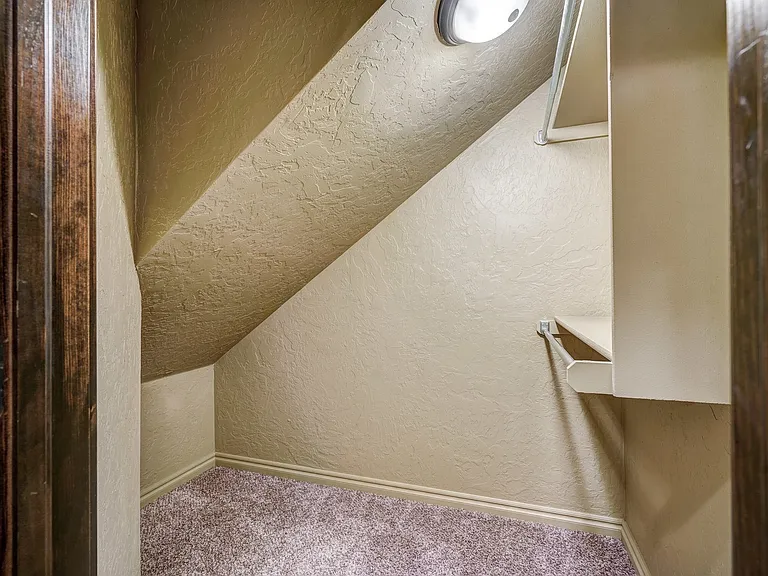 905 Samantha Ln — Photo 37