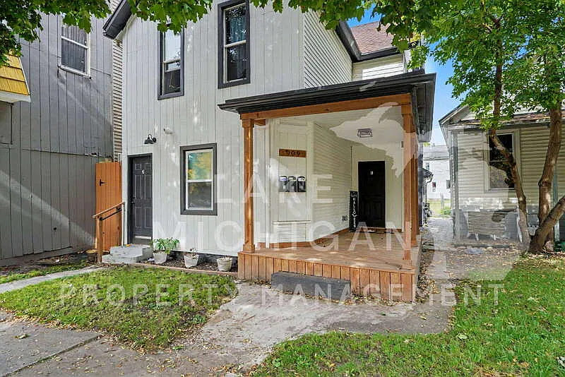 909 Bridge St NW #3