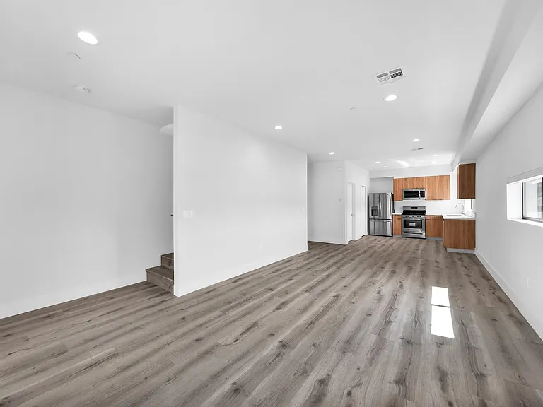11516 Victory Blvd — Photo 26