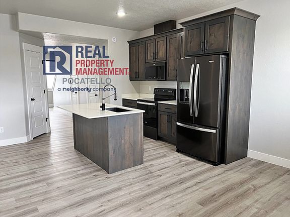 4th image of 179 Park Lawn Dr #8