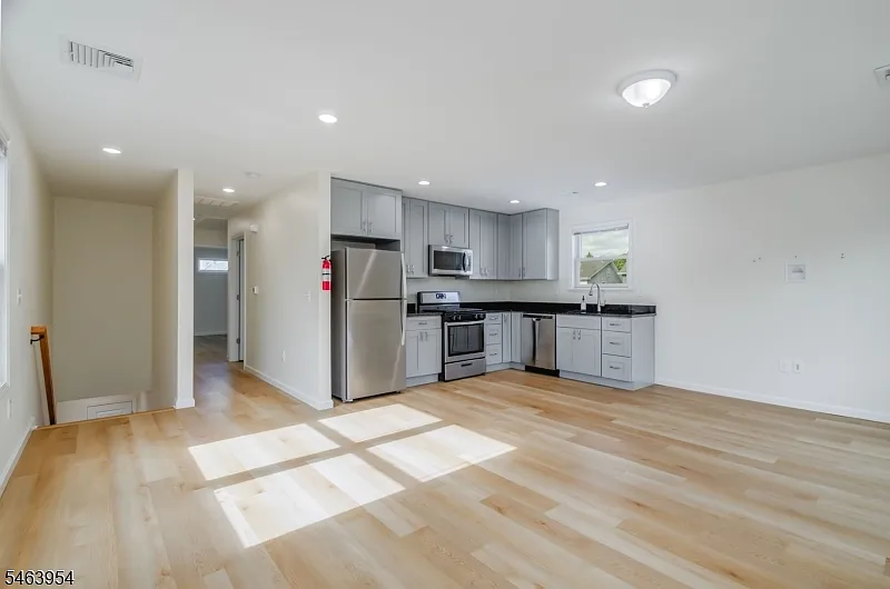 2 bed, 1.0 bath, $2,600 — Photo 4