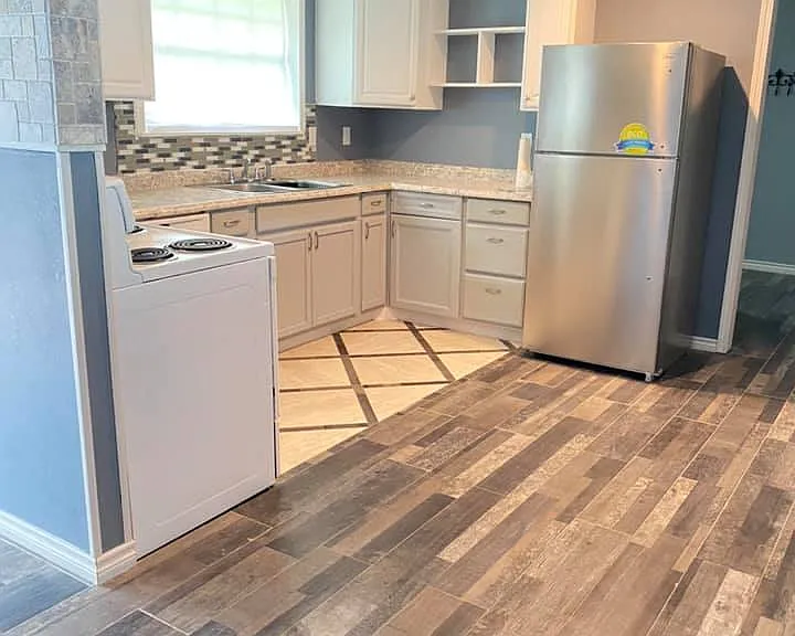 700 N Gladys St — Photo 2
