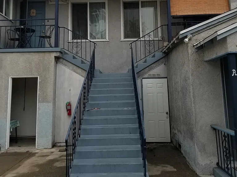 1056 Linden Ave — Photo 2