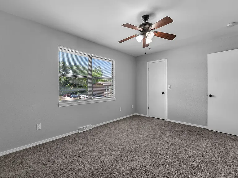 2563 Lisa Dr — Photo 16