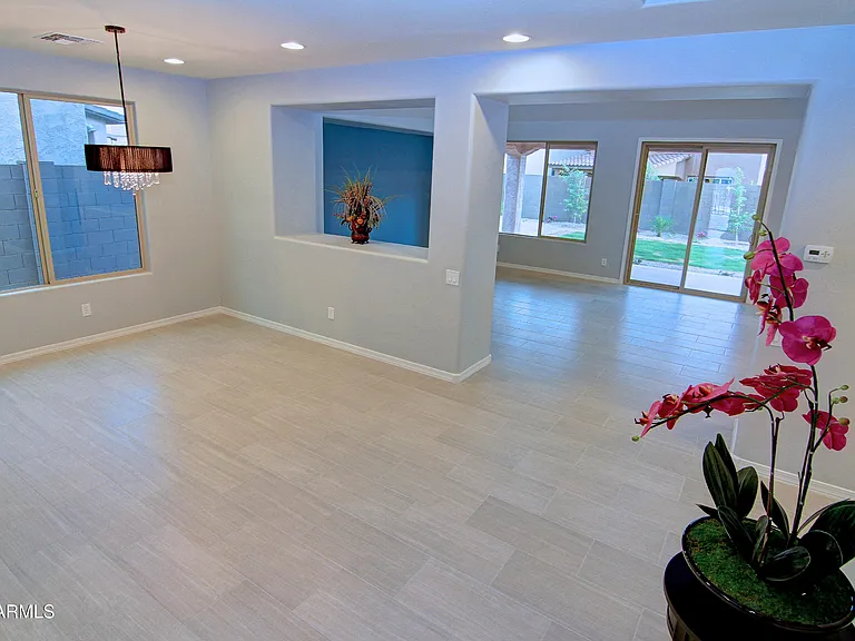 3607 E Salter Dr — Photo 4
